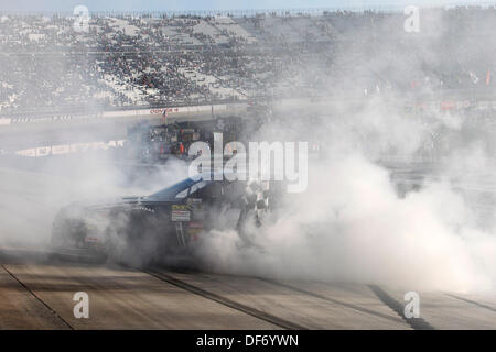 Dover, DE, USA. 29. September 2013. Dover, DE - Sep 29, 2013: Jimmie Johnson (48) gewinnt die AAA-400 auf dem Dover International Speedway in Dover, DE. © Csm/Alamy Live-Nachrichten Stockfoto