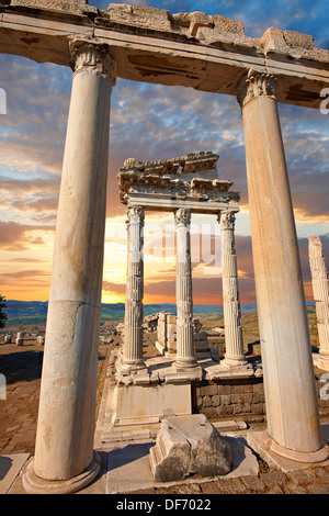 Säulen der Greco - römischen Tempel des Trajan, Pergamon (Bergama) archäologische Website, Türkei Stockfoto
