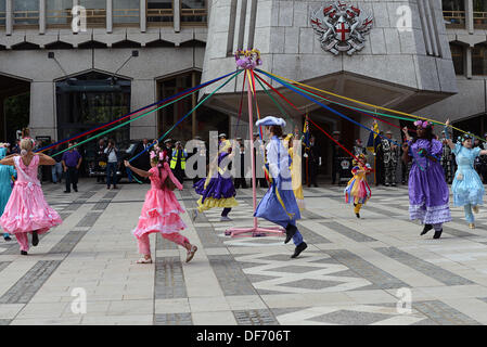 London, UK 28. September 2013: Ernte-Tanz an der Guildhall Hof für Pearly Kings und Queens Erntedankfest. Siehe Li / Alamy Live News Stockfoto