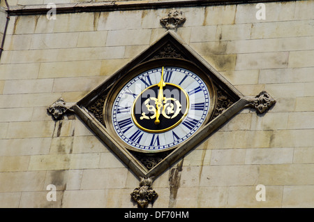 Uhr zeigt Mittag auf den Glockenturm der Kirche St. Dunstan auf Fleet Street in London, Vereinigtes Königreich Stockfoto