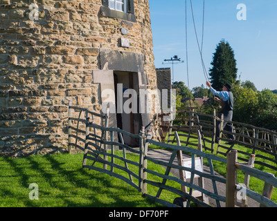 Eine historische restaurierte und funktionierende Windmühle am Neather Heage in Derbyshire, Großbritannien. Stockfoto