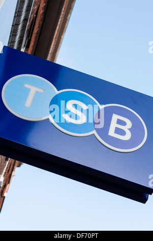 Rebranding der TSB Bank im Jahr 2013, neue Banklogo auf Hautpstraße schildern. Stockfoto