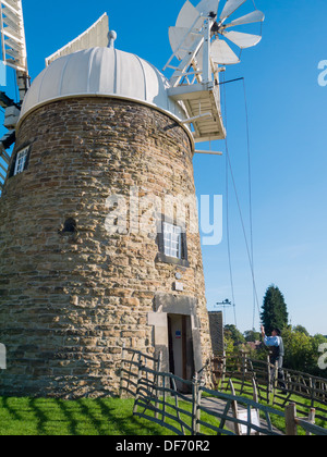 Eine historische restaurierte und funktionierende Windmühle am Neather Heage in Derbyshire, Großbritannien. Stockfoto