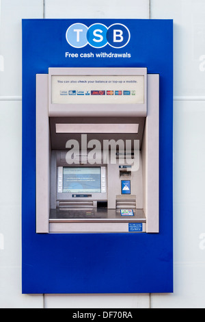 Automated Teller Machine auf UK High Street, umbenannt mit neuen TSB Bank Logo. Stockfoto