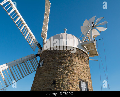 Eine historische restaurierte und funktionierende Windmühle am Neather Heage in Derbyshire, Großbritannien. Stockfoto