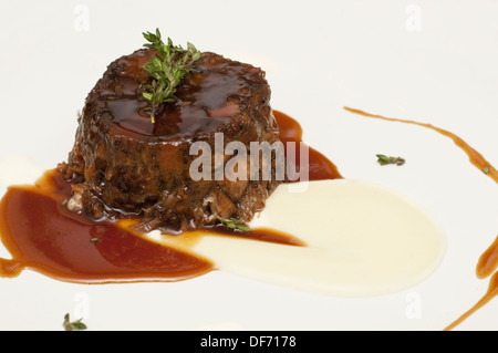 Ochsenschwanz-Eintopf mit Fleisch serviert Sauce und Licht Kartoffelpüree. Europäischen Stil. Stockfoto