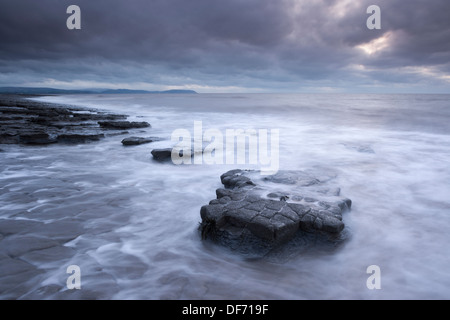 Ein stimmungsvoller Himmel über Lilstock Strand an der Küste von Somerset, UK. Stockfoto