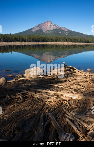 Vier Meilen See zeigt eine nahezu perfekte Reflexion für Mt McLoughlin Stockfoto