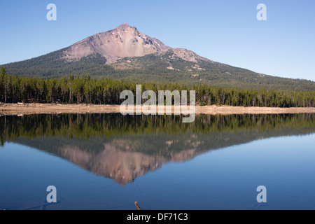 Vier Meilen See zeigt eine nahezu perfekte Reflexion für Mt McLoughlin Stockfoto