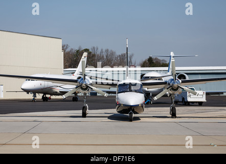 Eine große private Turboprop-Flugzeug von Kleiderbügeln und privat-jets Stockfoto