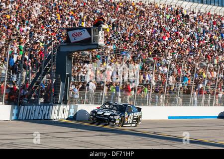 Dover, DE, USA. 29. September 2013. Dover, DE - Sep 29, 2013: Jimmie Johnson (48) gewinnt die AAA-400 auf dem Dover International Speedway in Dover, DE. © Csm/Alamy Live-Nachrichten Stockfoto