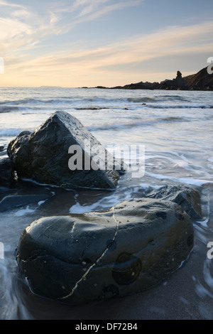 Glatten Felsen gewaschen von der Flut in Hartland Quay Beach, North Devon, UK. Stockfoto