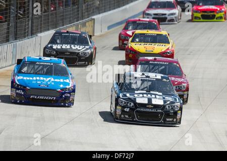 Dover, DE, USA. 29. September 2013.  Jimmie Johnson (48) Köpfe in Kurve eins während der AAA-400 auf dem Dover International Speedway in Dover, DE. © Cal Sport Media/Alamy Live-Nachrichten Stockfoto