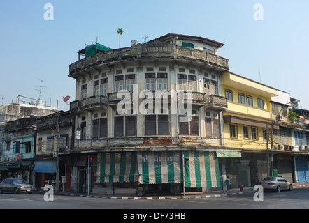 Alten Gebäude an der Bamrung Mueang Road in Bangkok, Thailand Stockfoto