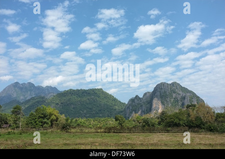 Berglandschaft in der Nähe von Vang Vieng, Laos Stockfoto