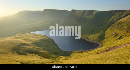 Die Bannau Sir Gaer Grat mit Picws Du drohend über Llyn y Fan Fach in den Brecon Beacons, Wales. Stockfoto