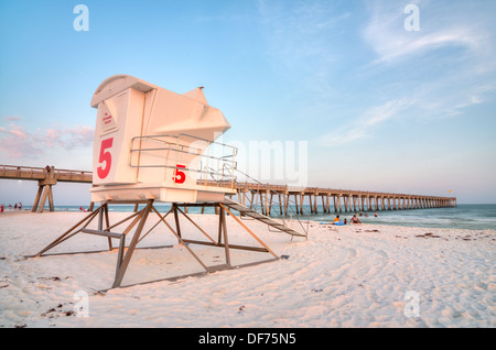 Rettungsschwimmer-Turm und Pier am Strand von Pensacola Stockfoto