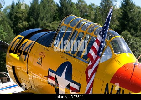 Ein zweiter Weltkrieg Ära t-6 Texan Trainer sitzt auf dem Rollfeld in Nevada County Airport. Stockfoto