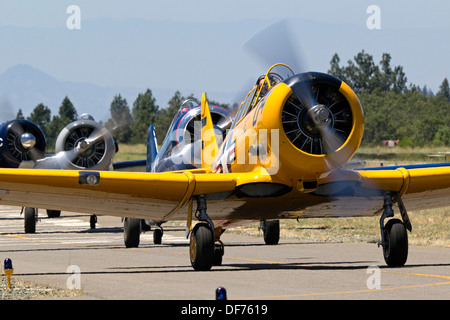 Zweiter Weltkrieg Ära t-6 Texan Trainer Taxi über die Rampe auf der Nevada County Airport. Stockfoto