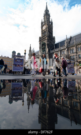 Münchner Rathaus nach einem regnerischen Vormittag. Stockfoto