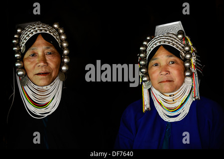 Bunte Akha Frauen aus Ost-Myanmar. Stockfoto