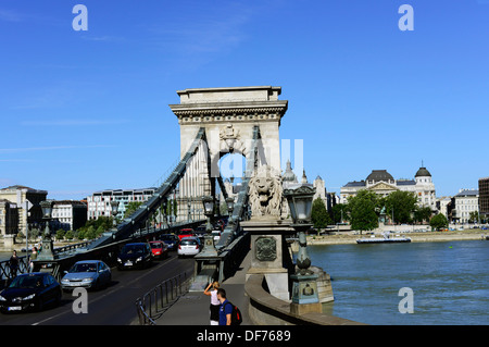 Die Kettenbrücke über die Donau in Budapest. Stockfoto