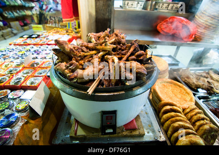 Eine Straße Garküche in der pulsierenden Straße Lebensmittelmarkt in Xian muslimische Viertel. Stockfoto