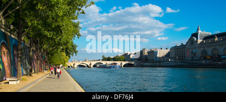 Ein Sommertag auf dem rechten Ufer der Seine, Paris, Frankreich Stockfoto