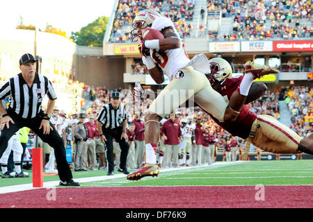 Chestnut Hill, Massachusetts, USA. 29. September 2013. 28. September 2013 - Chestnut Hill, Massachusetts, USA - 21. September 2013 - Chestnut Hill, Massachusetts, USA - Florida State Seminolen Wide Receiver Rashad Greene (80) Noten, die ein Touchdown als Boston College Eagles defensive Manuel Asprilla (21 Back) versucht, ihn zu stoppen, während die NCAA Division 1-Fußball-Spiel zwischen der Florida State Seminolen und des Boston College Eagles, im Alumni-Stadion in Chestnut Hill statt , Massachusetts. Endnote ist Florida State 48 Boston College 34 Eric Canha/CSM. © Csm/Alamy Live-Nachrichten Stockfoto