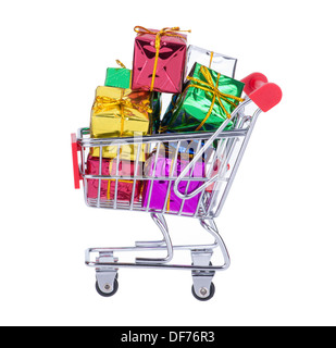 Warenkorb mit bunten Geschenkboxen, Isolated On White Background Stockfoto