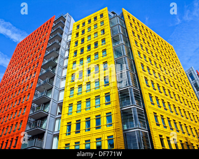 Fassade des Central Saint Giles, entworfen vom italienischen Architekten Renzo Piano, Giles High Street, London, England, Vereinigtes Königreich Stockfoto