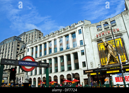 Blick auf das Dominion Theatre und Tottenham Court Road u unterzeichnen, West End, London, England, Vereinigtes Königreich Stockfoto