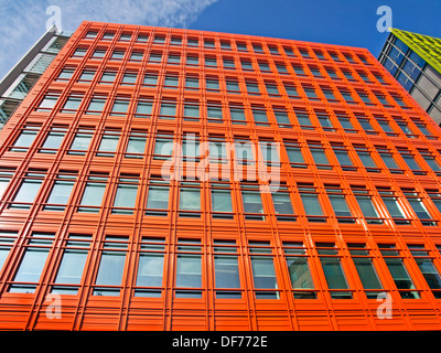 Fassade des Central Saint Giles, entworfen vom italienischen Architekten Renzo Piano, Giles High Street, London, England, Vereinigtes Königreich Stockfoto