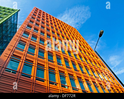Fassade des Central Saint Giles, entworfen vom italienischen Architekten Renzo Piano, Giles High Street, London, England, Vereinigtes Königreich Stockfoto