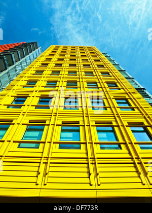 Fassade des Central Saint Giles, entworfen vom italienischen Architekten Renzo Piano, Giles High Street, London, England, Vereinigtes Königreich Stockfoto