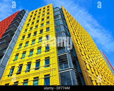 Fassade des Central Saint Giles, entworfen vom italienischen Architekten Renzo Piano, Giles High Street, London, England, Vereinigtes Königreich Stockfoto
