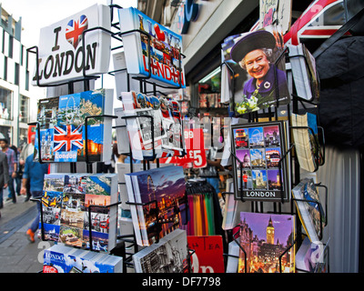 Postkarten auf Verkauf, Oxford Street, West End, London, England, Vereinigtes Königreich Stockfoto