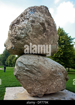 "Rock on Top of ein weiteres Rock" Skulptur von Fischli/Weiss in der Serpentine Gallery, Kensington Gardens, Hyde Park, London Stockfoto