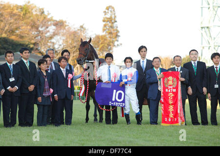 Chiba, Japan. 29. September 2013. Herrn Kanaloa (Yasunari Iwata), Takayuki Yasuda, Shogo Yasuda Pferderennen: Trainer Takayuki Yasuda (6 L), Assistent Trainer Shogo Yasuda (7. L) und jockey Yasunari Iwata (6. R) posieren mit Herrn Kanaloa nach dem Gewinn der Sprinter Einsatz Nakayama Racecourse in Chiba, Japan. © Yoshifumi Nakahara/AFLO/Alamy Live-Nachrichten Stockfoto