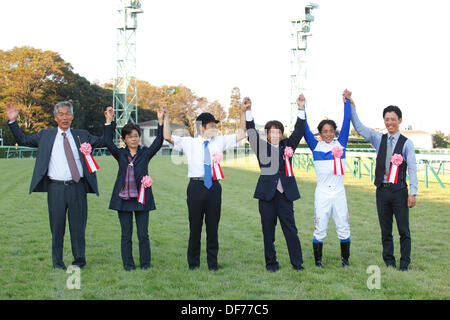 Chiba, Japan. 29. September 2013. Herrn Kanaloa (Yasunari Iwata), Takayuki Yasuda, Shogo Yasuda Pferderennen: Trainer Takayuki Yasuda (3. R), Assistent Trainer Shogo Yasuda (R) und Jockey Yasunari Iwata (2. R) feiern nach Herrn Kanaloa den Sprinter-Einsätzen an Nakayama Racecourse in Chiba, Japan gewann. © Yoshifumi Nakahara/AFLO/Alamy Live-Nachrichten Stockfoto