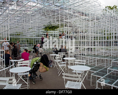 Die 2013 temporären Pavillon des japanischen Künstlers Sou Fujimoto an der Serpentine Gallery in Kensington Gardens, London, England, UK Stockfoto