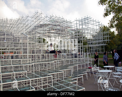 Die 2013 temporären Pavillon des japanischen Künstlers Sou Fujimoto an der Serpentine Gallery in Kensington Gardens, London, England, UK Stockfoto