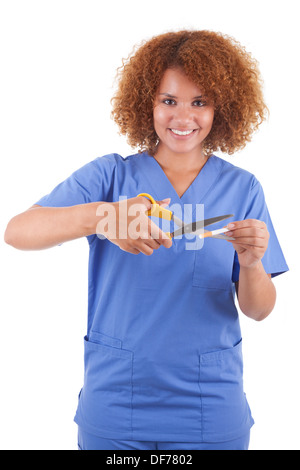 Afrikanische amerikanische Krankenschwester schneiden eine Zigarette mit einer Schere, isoliert auf weißem Hintergrund - schwarze Menschen Stockfoto