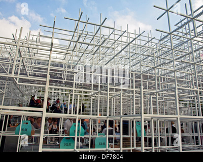 Die 2013 temporären Pavillon des japanischen Künstlers Sou Fujimoto an der Serpentine Gallery in Kensington Gardens, London, England, UK Stockfoto