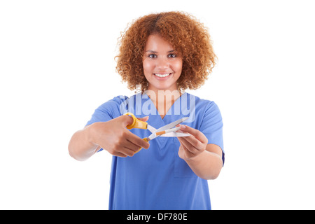 Afrikanische amerikanische Krankenschwester schneiden eine Zigarette mit einer Schere, isoliert auf weißem Hintergrund - schwarze Menschen Stockfoto