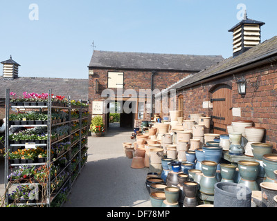 Keramik Töpfe häuften sich auf dem Display in ein Gartencenter UK Stockfoto