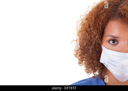 Afrikanische amerikanische Krankenschwester hält eine Maske, isoliert auf weißem Hintergrund - schwarze Menschen Stockfoto