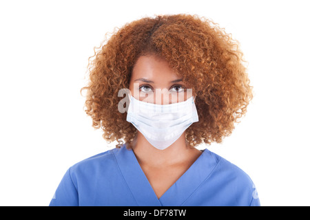 Afrikanische amerikanische Krankenschwester hält eine Maske, isoliert auf weißem Hintergrund - schwarze Menschen Stockfoto