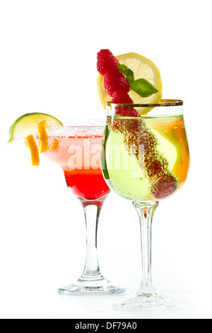 erfrischend fruchtige Cocktails isoliert auf einem weißen Hintergrund, garniert mit einer Limette und einer orange twist Stockfoto