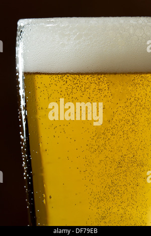Closeup golden Ale in ein kaltes Bier serviert Stockfoto